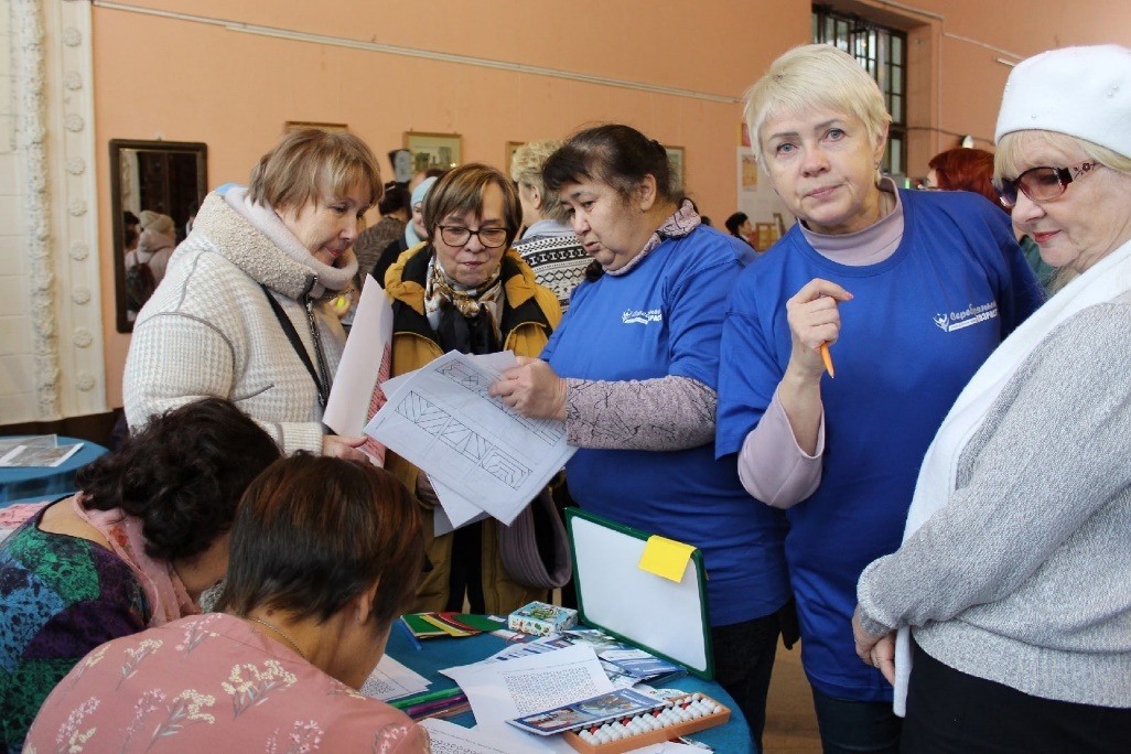 Волонтеры проекта «Серебряный возраст — думай, действуй, живи!» на выставке кружков от Совета Ветеранов города Череповца